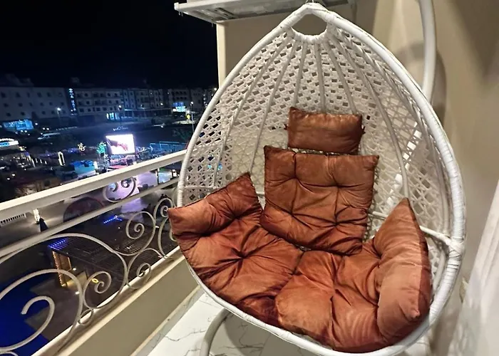 Luxury At Hub With Pools