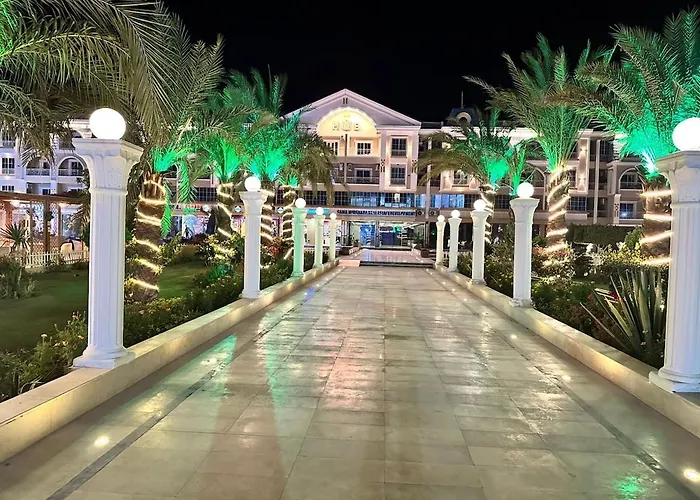 Luxury At Hub With Pools *